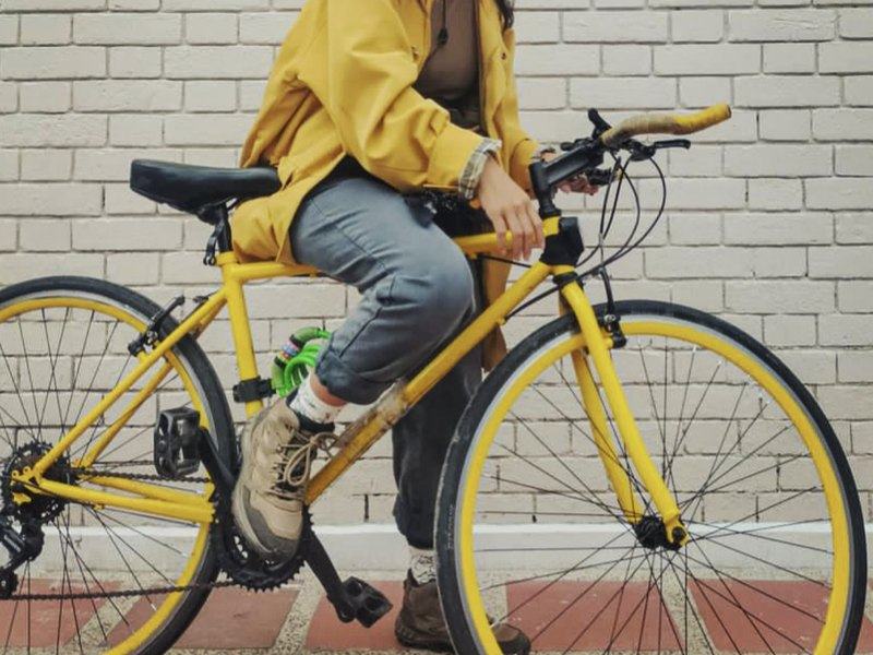 Bicicleta amarilla con rines amarillos